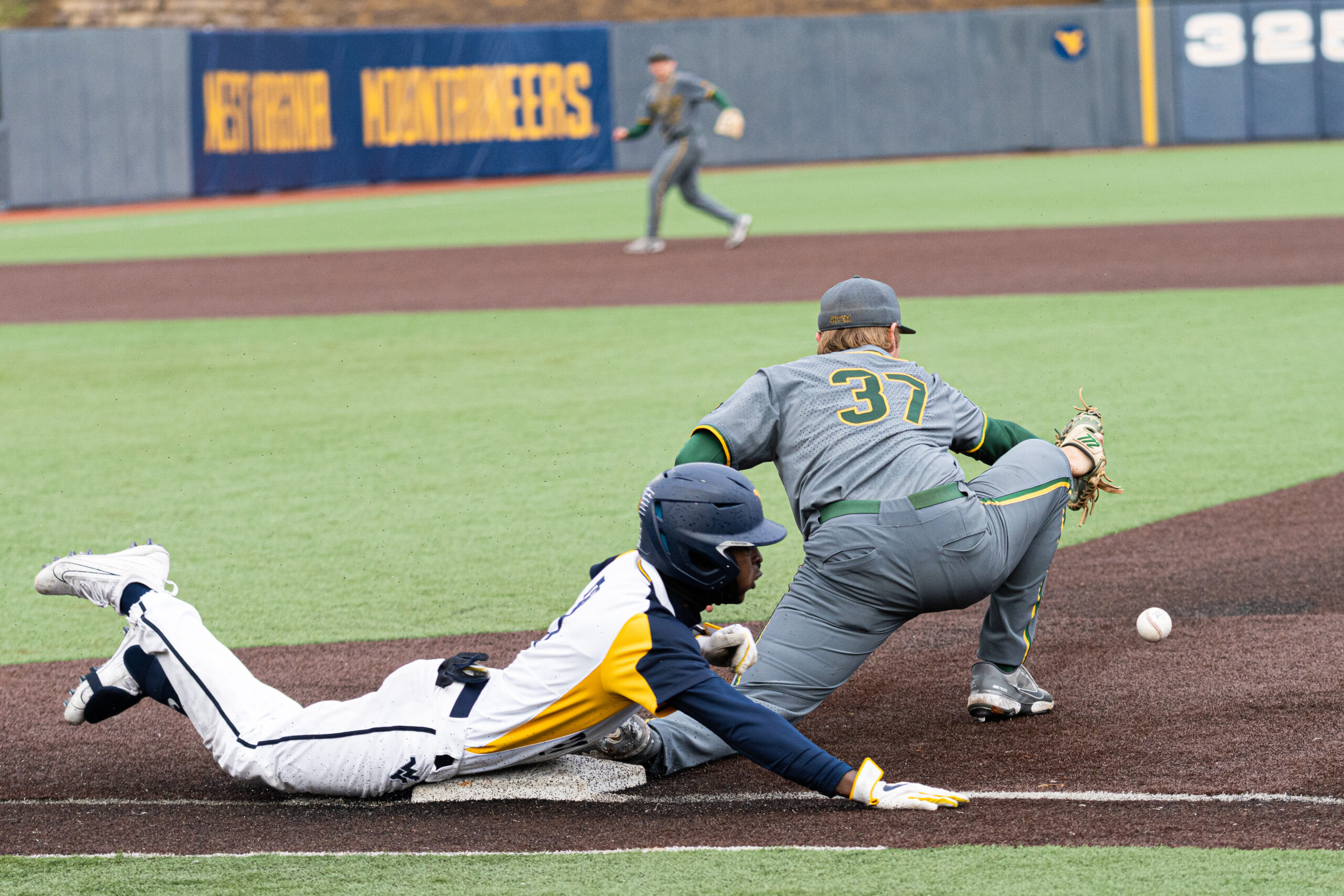 Another ninth-inning rally leads West Virginia past Baylor